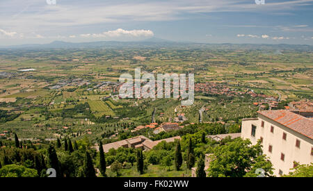 Cortona in Toscana, che si affaccia sulla Valdichiana Foto Stock