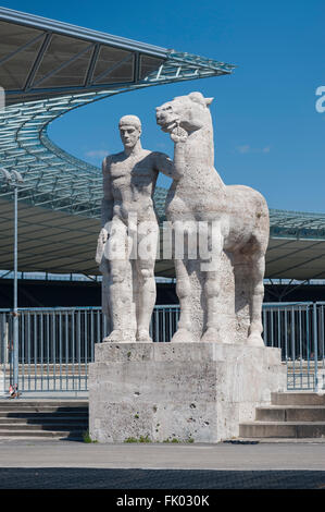 Scultura monumentale Rosseführer di Josef Wackerle, 1936, Stadio Olimpico dietro, Reichssportfeld, oggi parco olimpico Foto Stock