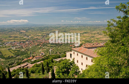 Cortona in Toscana, che si affaccia sulla Valdichiana Foto Stock