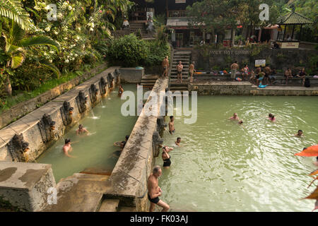 Santo hot springs aria di Panas Banjar, Lovina, Bali, Indonesia Foto Stock