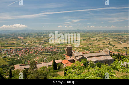 Cortona in Toscana, che si affaccia sulla Valdichiana Foto Stock