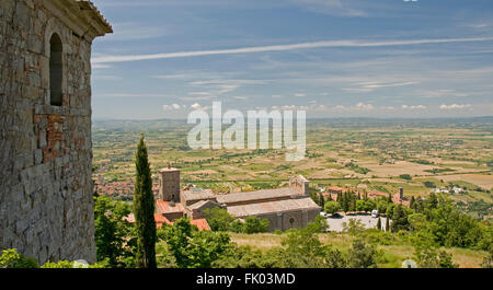 Cortona in Toscana, che si affaccia sulla Valdichiana Foto Stock