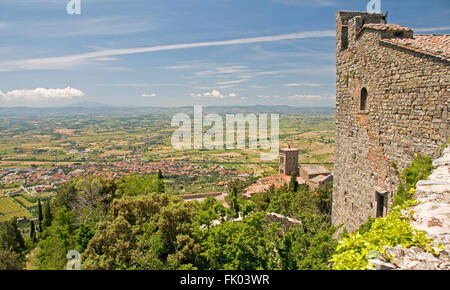 Cortona in Toscana, che si affaccia sulla Valdichiana Foto Stock