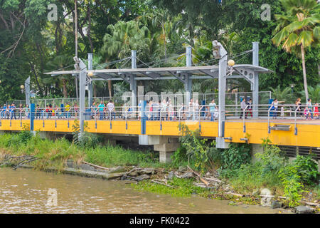 GUAYAQUIL, ECUADOR - ottobre - 2015 - Persone attraversando un ponte presso il famoso Malecon 2000 situato sul lungofiume del guayas ri Foto Stock