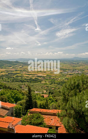 Cortona in Toscana, che si affaccia sulla Valdichiana Foto Stock