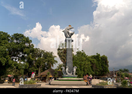 Dolphin Statua in piazza binaria, Lovina Beach, Lovina Bali, Indonesia Foto Stock