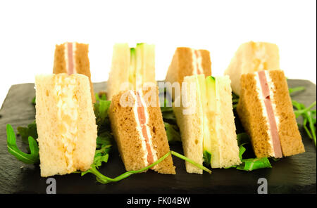 Piastra di molti Mini morso dimensioni antipasti sandwich. Parte cibo, Finger food, cursori. Mini fresca Pane con la crema di formaggio, affumicati S Foto Stock