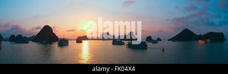 Vista panoramica del tramonto nella Baia di Halong, Vietnam, sud-est asiatico Foto Stock