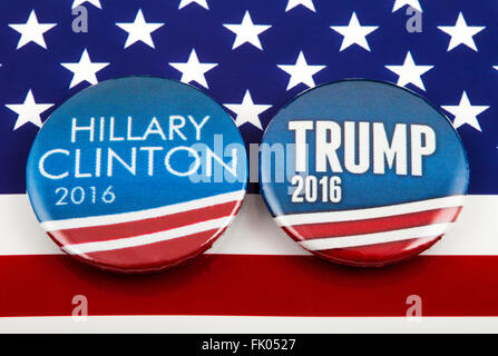 LONDON, Regno Unito - 3 MARZO 2016: Hillary Clinton e Donald Trump pin distintivi sopra la bandiera americana, che simboleggiano la loro battaglia per diventare il prossimo presidente degli Stati Uniti, 3 marzo 2016. Foto Stock