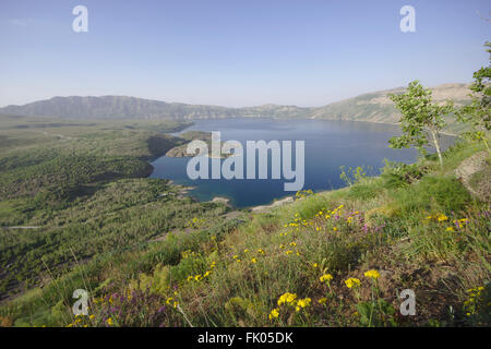 Nemrut Dagi caldera e il cratere del lago (Sogukgöl, lago freddo). Turchia, Anatolia Orientale Foto Stock