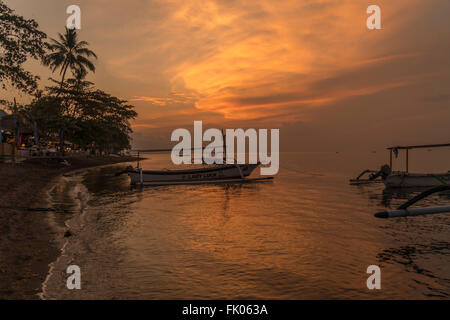 Tramonto a Lovina Beach, Lovina, Bali, Indonesia Foto Stock