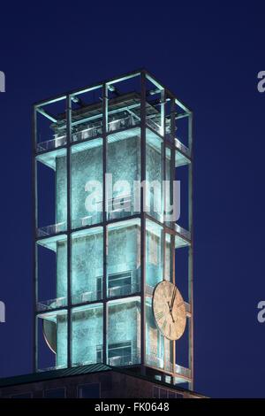 Orologio di Aarhus city hall a lui ora blu in Danimarca Foto Stock