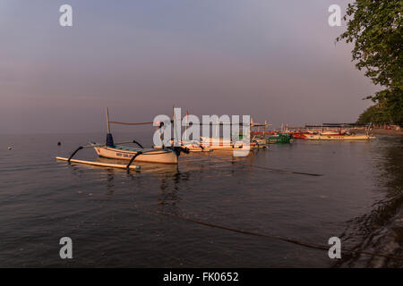 Canoe Outrigger a Lovina Beach, Lovina, Bali, Indonesia Foto Stock