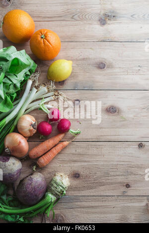 Una selezione di frutta fresca e verdura Foto Stock