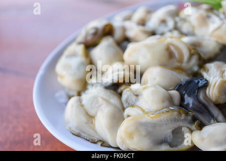 Piatti Thailandesi locali ostrica fresca su una piastra Foto Stock