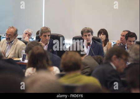 Buenos Aires, Buenos Aires, Argentina. Mar 4, 2016. Ministero dell'economia Alfonso Prat-Gay appare in una sessione plenaria del Congresso Comitati di informare circa l'accordo raggiunto con i creditori holdout. © Patricio Murphy/ZUMA filo/Alamy Live News Foto Stock