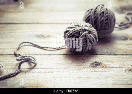 Pallini di lana sul vecchio sfondo di legno Foto Stock