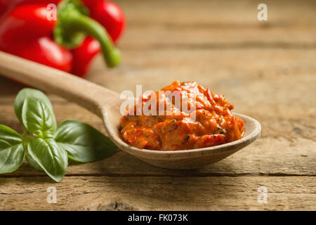 Ajvar, un delizioso arrosto di pepe rosso e piatto di melanzane Foto Stock