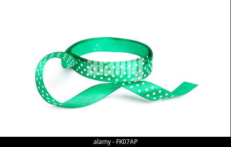 Nastro verde con punti isolati su sfondo bianco Foto Stock