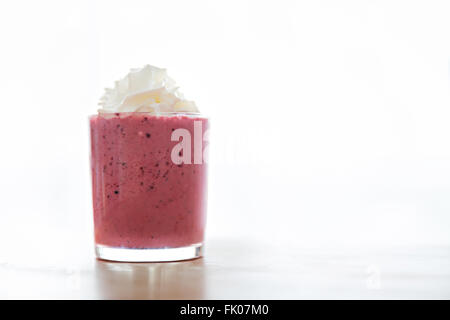 Fragola e lampone smoothie in vetro trasparente Foto Stock