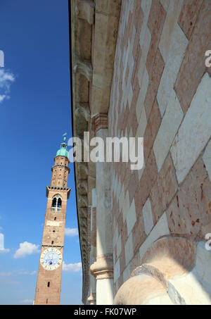 Torre campanaria della Basilica Palladiana a Vicenza città in Italia costruito dall'architetto Andrea Palladio Foto Stock