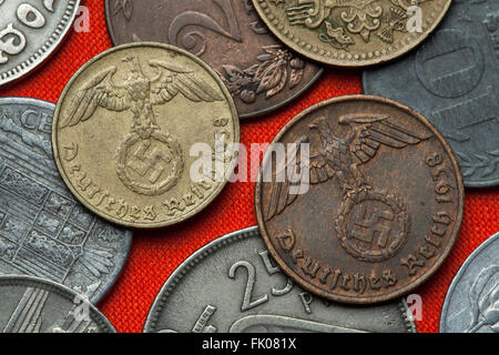 Monete della Germania nazista. Aquila nazista in cima swastika raffigurato in tedesco Reichsmark monete (1938). Foto Stock