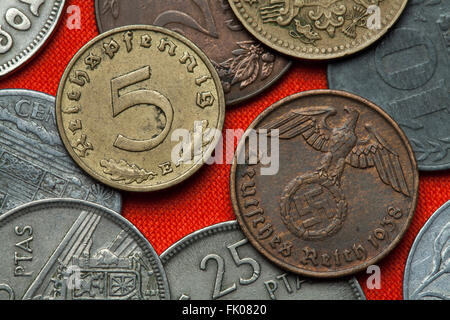 Monete della Germania nazista. Aquila nazista in cima swastika raffigurato in tedesco Reichsmark monete (1938). Foto Stock