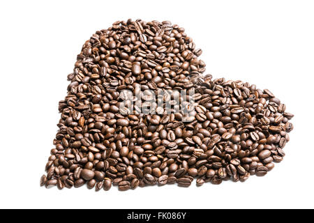 I chicchi di caffè isolato su sfondo bianco, forma di cuore Foto Stock