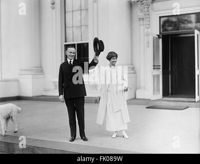 Stati Uniti Presidente Calvin Coolidge e la First Lady grazia Coolidge in piedi fuori casa bianca a Washington DC, USA, circa 1924.jpg Foto Stock