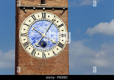 Dettaglio dell'antico orologio con le mani nella torre medievale nel centro della città di Vicenza in Italia Foto Stock