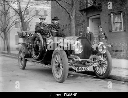 Ex Stati Uniti Presidente Theodore Roosevelt (1858-1919) guida come passeggero in Automobile convertibile, Harris & Ewing, 1915 Foto Stock