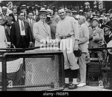 Stati Uniti Presidente Calvin Coolidge stringono le mani con Washington senatori brocca, Walter Johnson, Griffith Stadium, Washington DC, Foto Stock