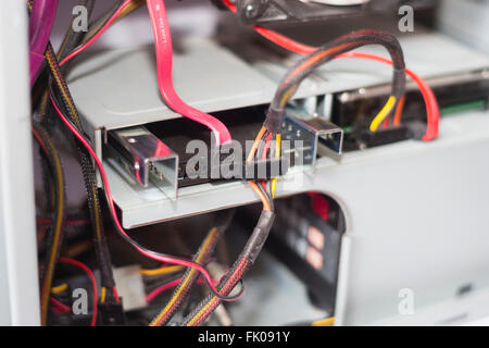 Londra, Regno Unito. Vista interna del computer collegato il disco rigido. Foto Stock