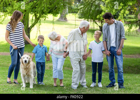 Famiglia con cane nel parco Foto Stock