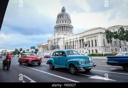 Vecchio American auto d'epoca nella parte anteriore del Campidoglio di Havana, Cuba Foto Stock