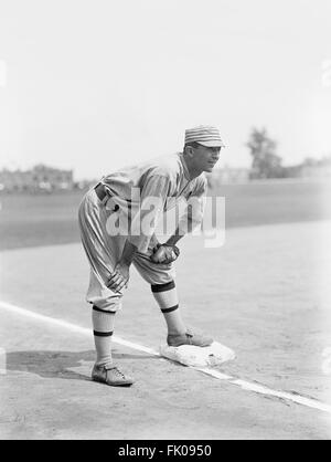 Frank "Home Run Baker, Major League Baseball Player, Philadelphia atletica, ritratto alla terza base, circa 1914.jpg Foto Stock