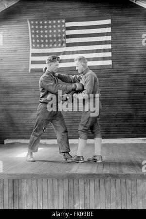 Due uomini militare a Boxing Training Camp con bandiera americana in background, USA, circa 1918 Foto Stock