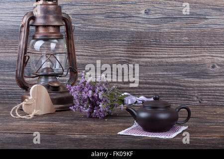 Festa di Pasqua decorazioni per il pasto su sfondo di legno Foto Stock