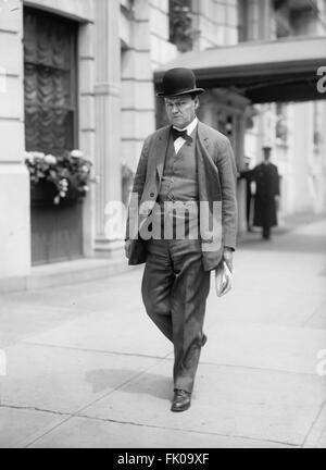 Clarence Darrow, avvocato americano, camminando sul marciapiede, USA, circa 1915.jpg Foto Stock