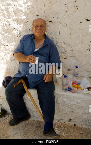 Griechenland, Kreta, Makrigialos, Bergdorf Pefki, Rakipause an der Bergkappelle Foto Stock