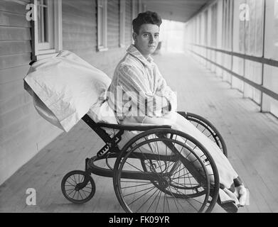 Giovane soldato veterano in sedia a rotelle sulla veranda, Walter Reed General Hospital, Washington DC, USA, 1915 Foto Stock