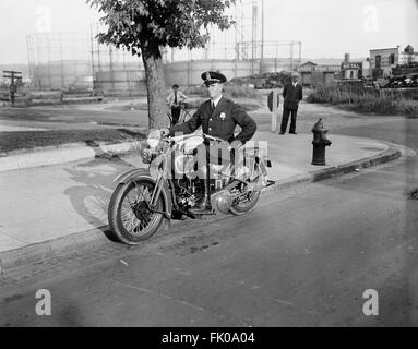 La Metropolitan Police Officer seduto sul motociclo, Washington DC, USA, 1932 Foto Stock