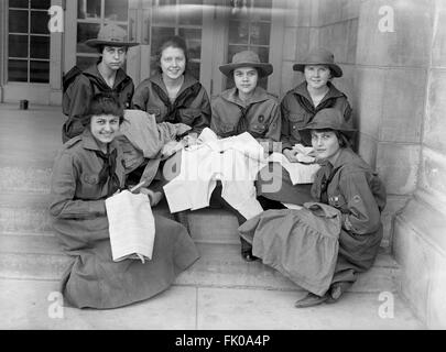 Le ragazze scout cucitura, Ritratto, USA, circa 1918.jpg Foto Stock