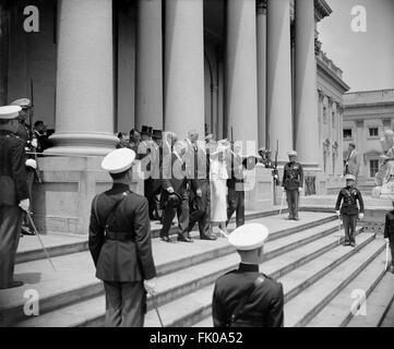 Il re Giorgio VI e la Regina Elisabetta del Regno Unito sulle fasi di U.S. Capitol durante la loro visita regale, Washington DC, STATI UNITI D'AMERICA, Foto Stock