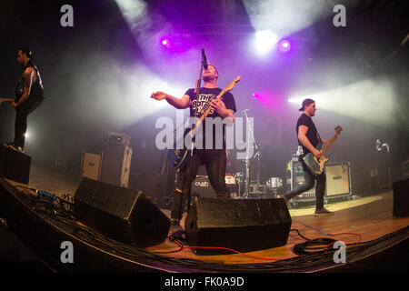 Milano Italia. 02Th Marzo 2016. La band britannica la linea di fondo si esibisce dal vivo sul palco all'Alcatraz apertura della mostra di semplice Pla Foto Stock