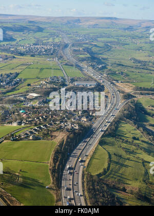 L'autostrada M62, guardando ad ovest da Brighouse verso la parte superiore del Pennines, West Yorkshire, nell'Inghilterra del Nord Foto Stock