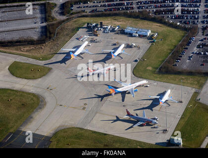 Aeromobili parcheggiati all'aeroporto di Leeds Bradford, nello Yorkshire, nell'Inghilterra del Nord Regno Unito Foto Stock