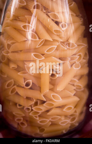 Materie maccheroni in un vasetto di vetro Foto Stock