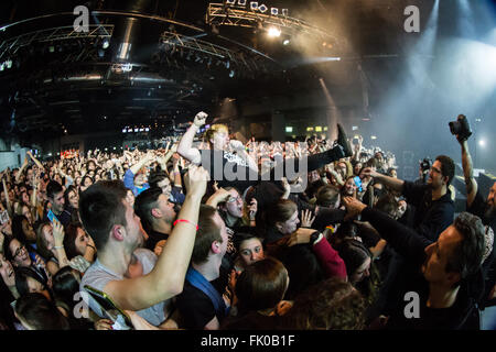 Milano Italia. 02Th Marzo 2016. La band britannica la linea di fondo si esibisce dal vivo sul palco all'Alcatraz apertura della mostra di semplice Pla Foto Stock