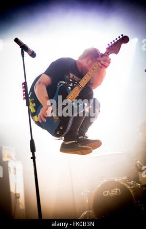 Milano Italia. 02Th Marzo 2016. La band britannica la linea di fondo si esibisce dal vivo sul palco all'Alcatraz apertura della mostra di semplice Pla Foto Stock